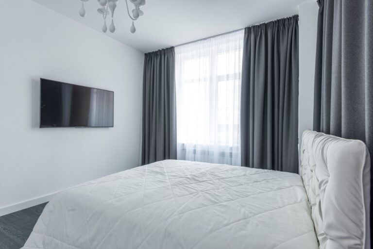 Cortinas opacas en un dormitorio para oscurecer la habitación