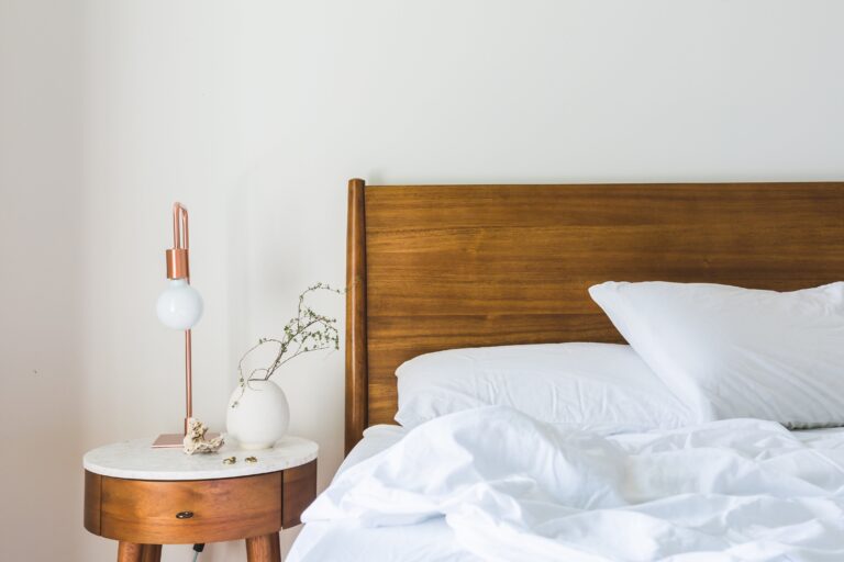Sábanas de verano frescas en un dormitorio luminoso